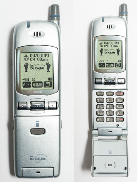 快適操作のフリップ型！　Dシリーズ　こちらもmova時代の大定番モデル。通話口部分が開閉して操作するフリップ型を採用したDシリーズ。Dは製造する三菱電機のスリーダイヤ（Three Diamond）のD。写真のD501iは1999年に発売され、後継機種のD502iにはカラー液晶が搭載され大進化
