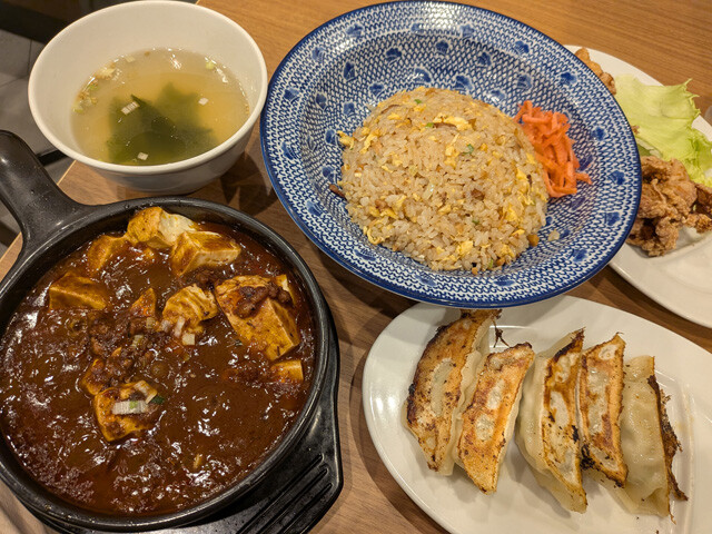 ○土鍋麻婆豆腐（680円）　○焼豚炒飯（580円）　○焼き餃子5個（290円）　○おつまみ唐揚げ（300円）