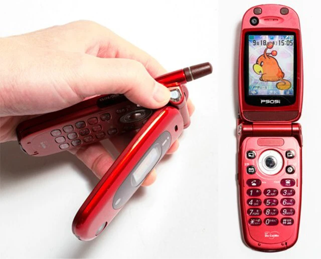 Pシリーズが、まさかの折り畳み端末に参入。サイドボタンで展開するP505i（2003年発売）