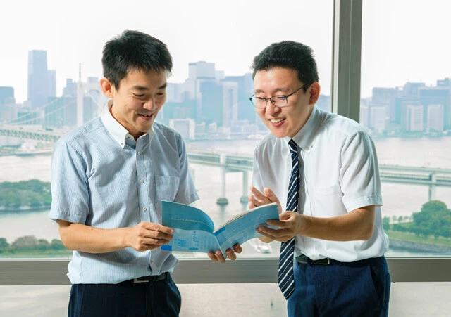 「フジテレビアナウンステキスト」を片手に言葉談議を始めるふたり。対談は2時間以上に及んだ