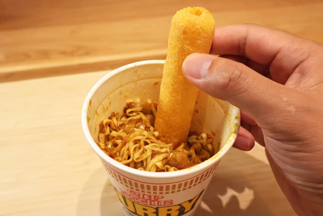 （５）カスタム！　さらに濃厚にしたい場合や、お湯で薄めすぎてしまった場合、味変をしたいときはうまい棒のチーズ味がオススメ。溶かせばスープの濃厚度アップ、ディップしてもウマい！