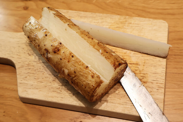 （３）切る！　長芋全体に焦げ目がついたら包丁でソーセージを挟める程度の切り込みを入れる。また、ソーセージもあらかじめ温めておこう。ボイル推奨だが、長芋と一緒に焼いてもよい