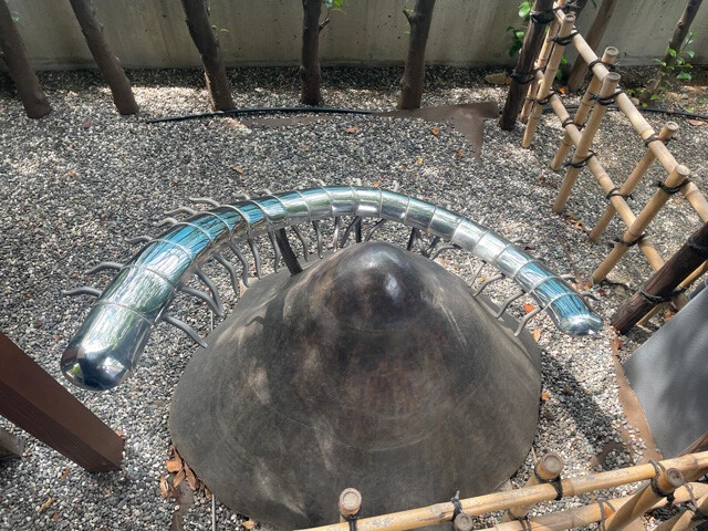 「大百足」の像