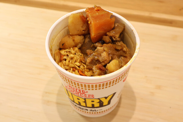 （３）盛る！　3分後、全体をよくかき混ぜて粉末スープを溶かしたら、スープカレーの具材を盛りつけて完成。濃厚すぎてまぜそば状態となるので、お好みで熱湯を足して濃さを調整しよう