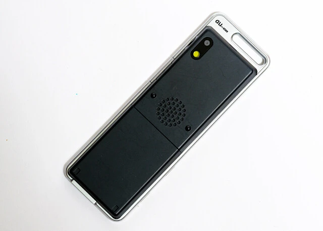 auの携帯電話talbyのモックアップ。2004年11月に発売。で型番はA5508SA。製造は三洋マルチメディア鳥取。INFOBARから始まったau design projectの第3弾。本体色は黄緑のホーネットグリーン、だいだい色のオレンジオレンジ、黒のホールブラックの3種類