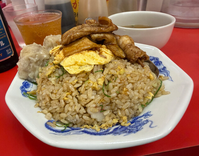 ○名物肉玉炒飯（1150円）　○瓶ビール（780円）