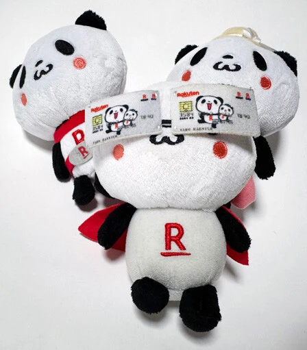 楽天市場の「お買いものパンダ」のぬいぐるみ。中央は、楽天カードマンのメガネを装着