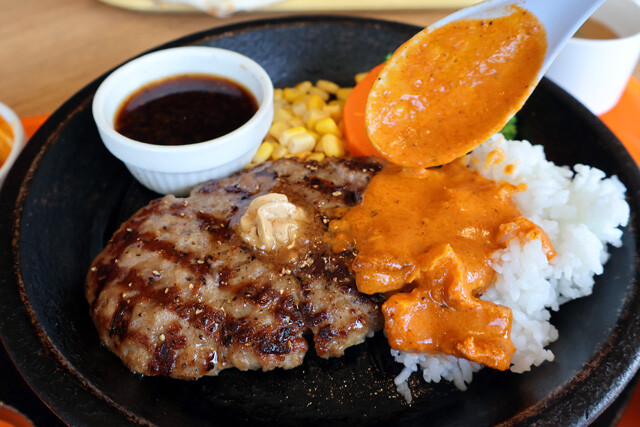 （５）カスタム！　カレーは汎用性が高い。いきなり！ステーキのハンバーグにライスを添え、カレーをかければびっくりドンキーのカリーバーグディッシュ風に！　ぜひ、いろいろカスタムの満喫を！