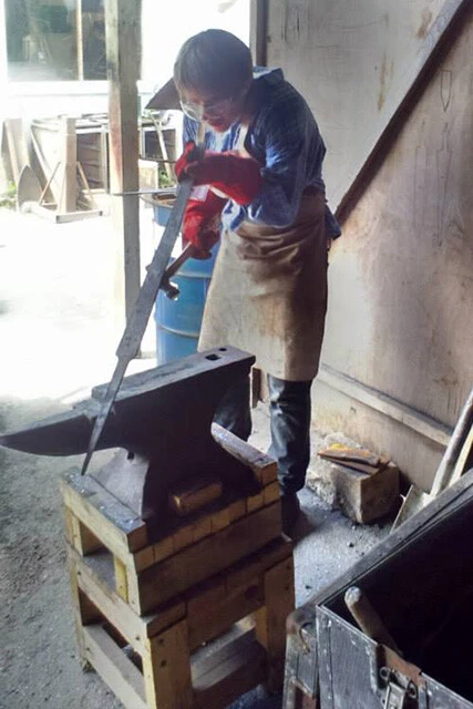 大学2年の夏休みに短期留学プログラムなどを利用し、鍛刀体験などを通じて日本刀への造詣を深めた