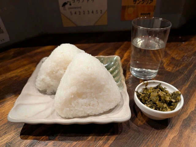 土鍋で炊いた白いごはん　1～2人前（1188円）、日本酒 グラス（660円）。裏メニューとして土鍋ご飯をおにぎりとして注文可能。酒のアテをおにぎりの具材にして自分流のアレンジが楽しめる　＊ごはんはおにぎりとして注文