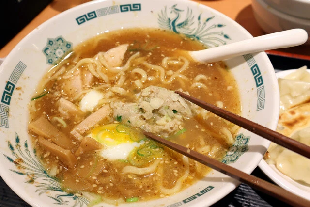 （４）餃子！　日高屋の麺類のちょい足しでかなり使えるのが餃子だ。解体して中身だけを投入するとひき肉感とうま味が大幅アップ。餃子は3個160円と安価なのも日高屋の推しポイント！