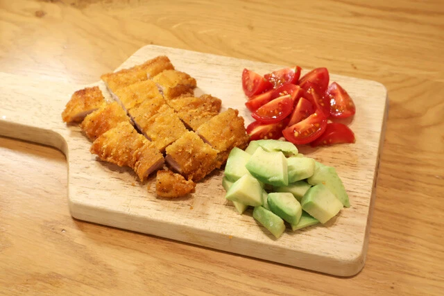 （１）カット！　用意した食材でサイズが大きいものはあらかじめ一口サイズに切っておこう。ちなみに今回アボカドは冷凍のスライスアボカドを使用。簡単に小さくカットできて便利だ