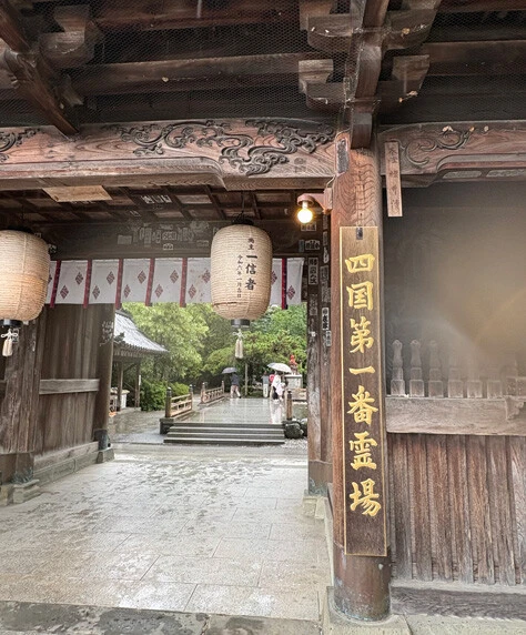 四国八十八カ所霊場の第一番札所「霊山寺」。境内のお店には白衣、すげがさ、金剛づえ、納め札などのお遍路グッズなどが売られている