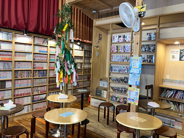 「東京浴場」。脱衣所の壁を壊して増設された休憩室には約7000冊の漫画ライブラリーや、手作りの漫画喫茶風の半個室スペースもある
