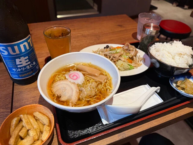 ○ハーフ＆ハーフの肉野菜炒め＋中華そばセット（1078円）　○トリプル生 中瓶 （825円）