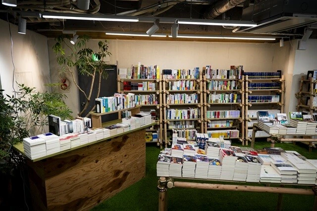 「宇野書店」には、学生や若い人が多く訪れている。休みの日には家族連れの姿も