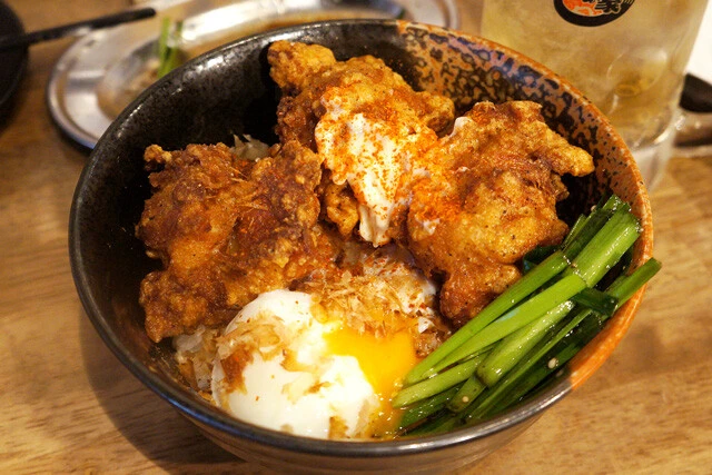 【からあげ&ねこまんま】亀戸の酒場で出会った日替わりサービスからあげは、まさかの42円！ はたしてその実力は!?：パリッコ『今週のハマりめし』第219回