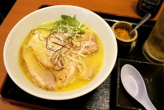 【鶏白湯ラーメン】焼鳥屋の鶏白湯ラーメンにはずれなし！ の説をまた強く確信した、東林間の酒場で出会った極上の一杯：パリッコ『今週のハマりめし』第257回
