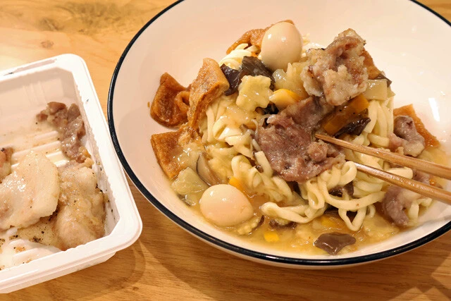 （５）カスタム！　肉っ気が欲しい人はコンビニ冷凍食品の焼きとんやしょうが焼きなどを入れるとさらに激ウマ化。特にしょうがは味が引き締まって絶品なので、しょうがチューブを足すのもよい