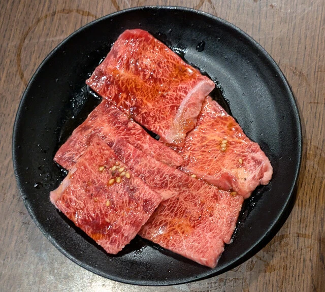 「国産牛元氣カルビ」。北海道産の牛肉をやわらかく加工。口当たりの良い食感が特徴