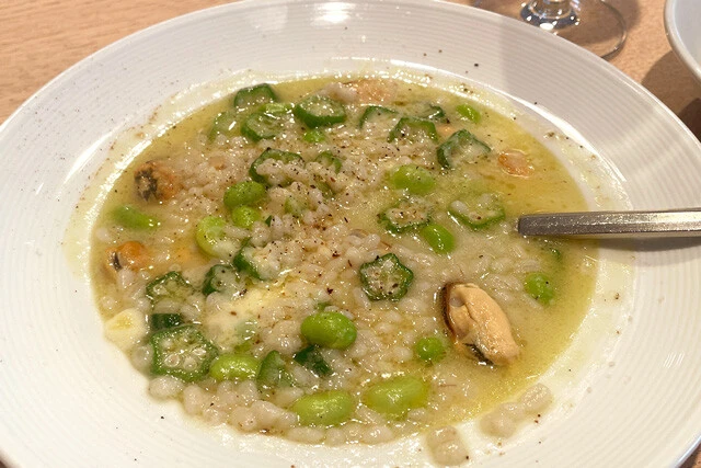 「ムール貝と枝豆、オクラのオルツォット」