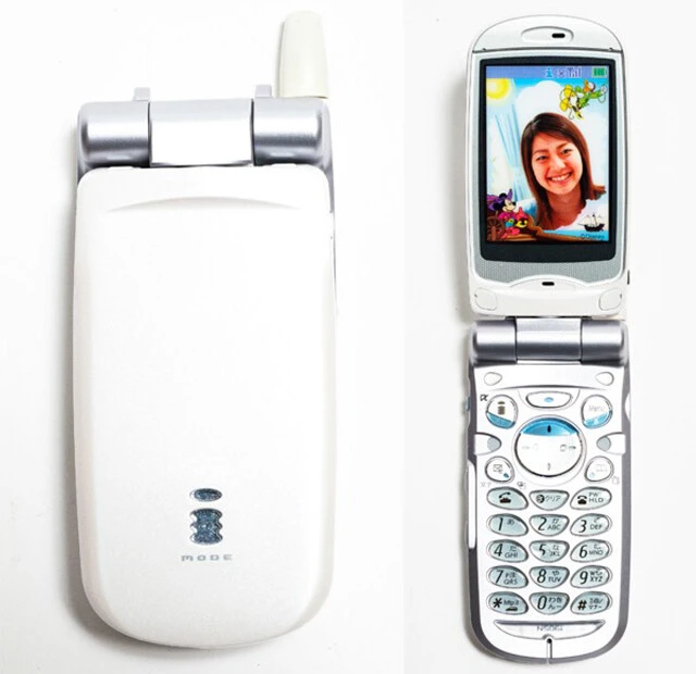 画面表示部分を反転させて自撮りできるN506i（2004年発売）