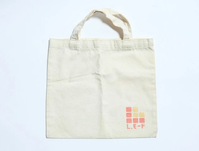 Lモードの数少ないノベルティアイテムのひとつ、ミニトートバッグ