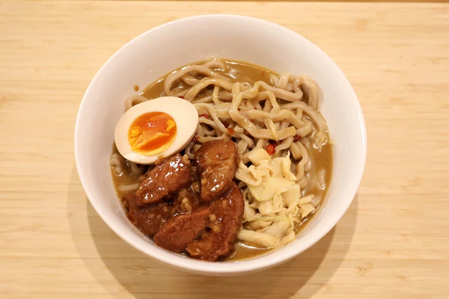 豚グリーンカレーまぜそば　ゆでてから冷水で締めた、豚ラーメン用「極太麺」（セブンプレミアム）とグリーンカレーつけ麺つゆが悪魔合体！　お好みのトッピングをたっぷり添えてガッツリと！　締めに白米もぜひ！