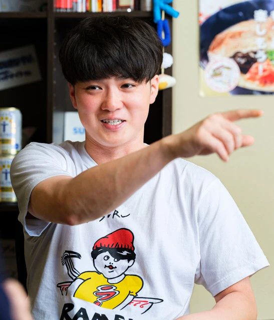 SUSURUさんは二郎系のような極太麺であっても、途中で噛み切らず「すすり切る」プロ根性が信条。10年前に公開された第1回動画からすすり切ることを徹底