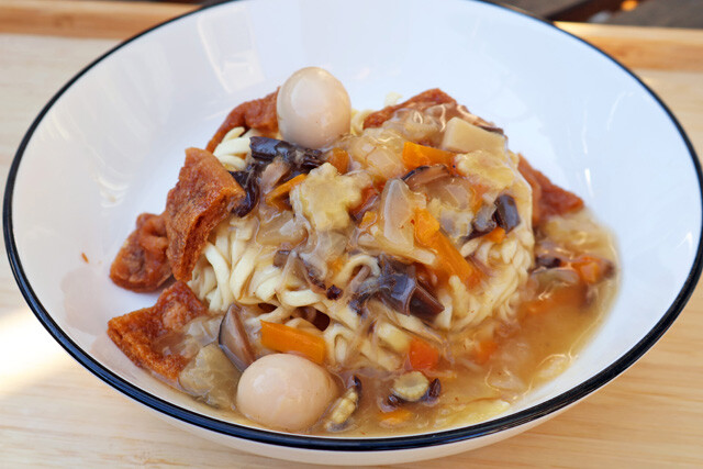 【どんかた焼きそば】バリバリのどん兵衛の麺にレトルト中華丼をぶっかける超斬新な幅広かた焼きそば！＜野島慎一郎のバカレシピ＞