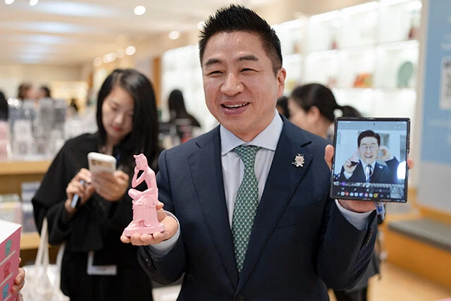 RMの影響で人気になった思惟像のミニチュア（左）と、同ミニチュアを持つ李在明大統領の写真（右）