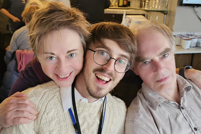 イギリスに住む父母との写真。国際的に活躍する一族に生まれ、母が贈った一冊の本が運命を変えた