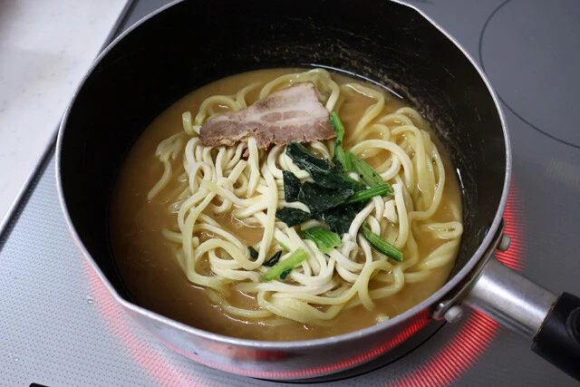 （１）ラーメン！　今回ベースとしたのはキンレイの「お水がいらない 横浜家系ラーメン」。まずは手順どおりに調理し、完成したら丼に移そう。もちろん別の家系ラーメンで代用してもOKだ