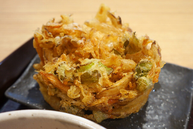 巨大なかき揚げを