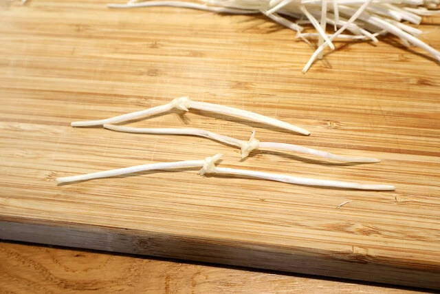 （２）結ぶ！　手順（１）が終わったら、（３）に進んでもいいが、麺っぽさを出したいならエノキ2～3本を結んで長くしよう。ほどけやすく切れやすいので難易度は高いが、ぜひチャレンジを！