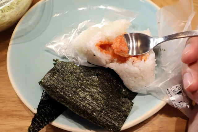 （３）摘出！　明太子おにぎりを解体し、中身の明太子をスプーンなどで取り出そう。準備ができたら（２）に（１）と明太子とチーズをのせれば準備完了。もちろん明太子は単体で用意してもOK！