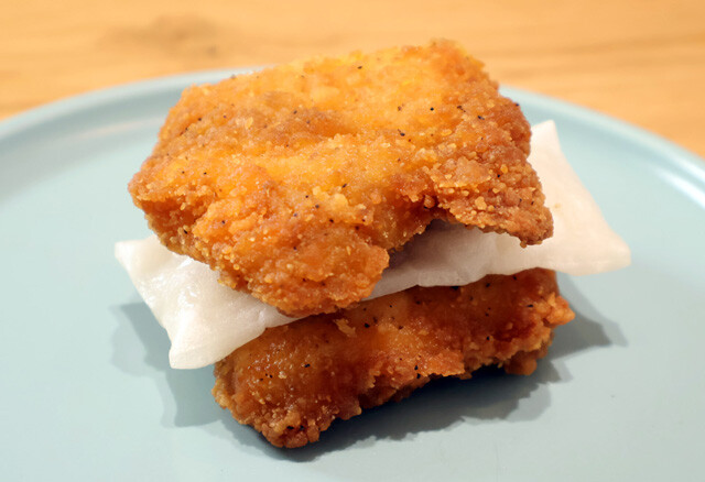 ⑳ファミチキ餅サンド　しゃぶしゃぶ用の餅を軽くフライパンで温めて軟らかくし、半分に切ったファミチキで挟むだけ。もちもち食感が楽しい！