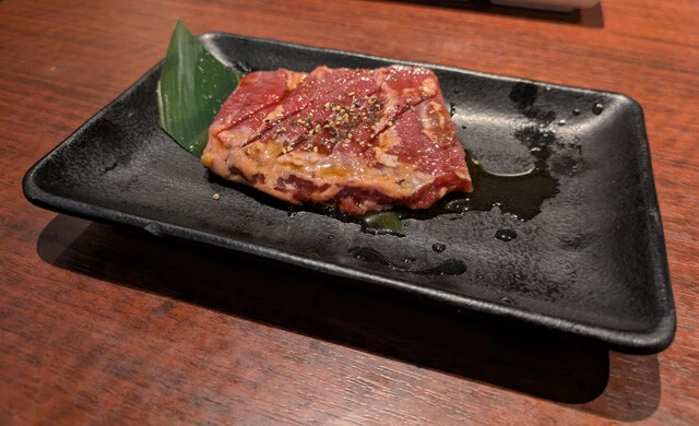 牛角名物「王様ハラミ」。ハラミは牛の希少部位だが、なかなか肉厚。特製だれ「GNN（ごま・ネギ・にんにく）」の味つけも人気だ