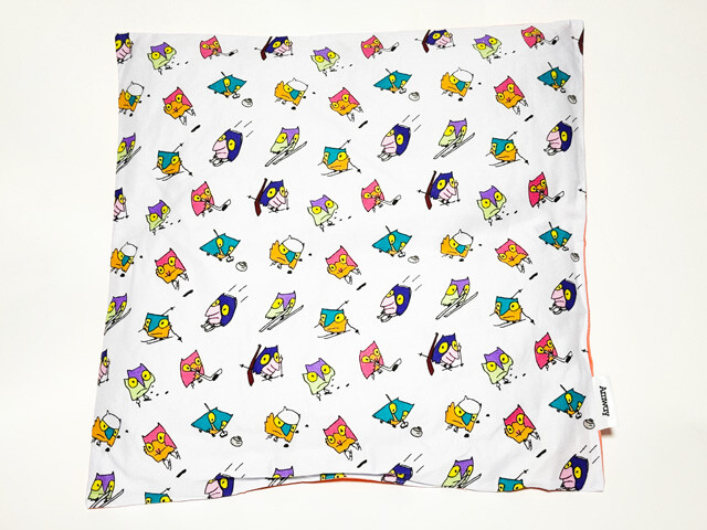 スノーレッツのクッション。公式スポンサーAmwayのタグ付き