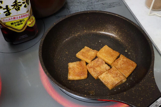 （２）焼く！　フライパンを熱してごま油を引き、ひと口大に切ったお揚げを入れて両面を焼く。ごま油をお揚げにたっぷり吸収させながら、両面に軽く焦げ目がつくくらいまで焼けばOKだ