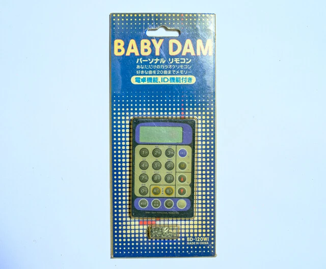 DAM専用「BABY DAM」高機能モデル。名前付きで20曲登録でき、電卓機能付き