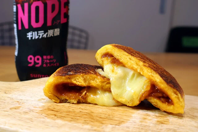 【ピザまんのバター焼き】話題の炭酸ドリンクにぴったり！　ピザまんを大量のバターで焼いたギルティすぎる激ウマフード！＜野島慎一郎のバカレシピ＞