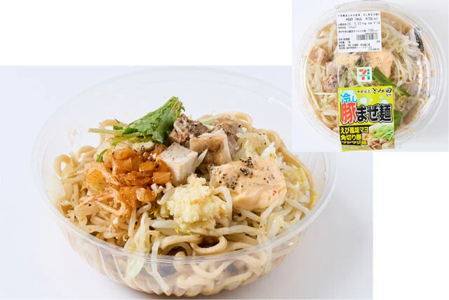 【第5位】中華蕎麦とみ田監修 冷し豚まぜ麺（セブン-イレブン 734円）　総重量／605g　主な具／焼豚、もやし、ニンニク、水菜、エビ風味マヨほか　100g当たりのコスパ／約121円