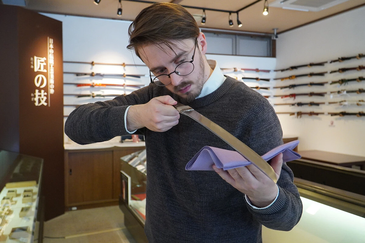 トゥミ・グレンデル・マーカンさん。母国で考古金属学を学んだエリートが絶滅危惧の〝至宝〟を救う