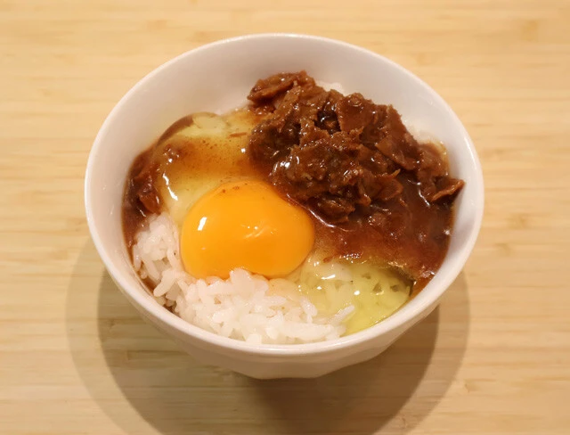 具麺TKG　卵かけご飯のタレとしてキッコーマンの「具麺」シリーズを使用。一発で味が決まる上、具材モリモリでぜいたく極まりないTKGに。イチ押しは「牛だし肉ぶっかけ」だが、なんでも合う！