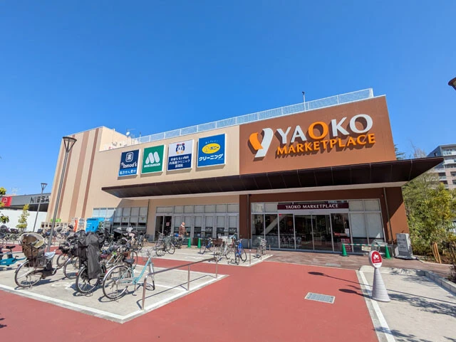 【埼玉県発！　ヤオコー】関東で202店舗を展開する埼玉の雄。その強みは独創性のあるお弁当や惣菜、パンだ。店内調理にこだわり、店舗によってはその様子をガラス越しに眺められて購買意欲がかき立てられる。オレンジジュースやコーヒーなど自社製造商品もハイクオリティ。宮城県仙台市の有名スーパー「主婦の店さいち」の製造法を受け継いだ99円の「あずき香る　粒あんおはぎ」など格安商品も高評価。写真は杉並桃井店（東京都）