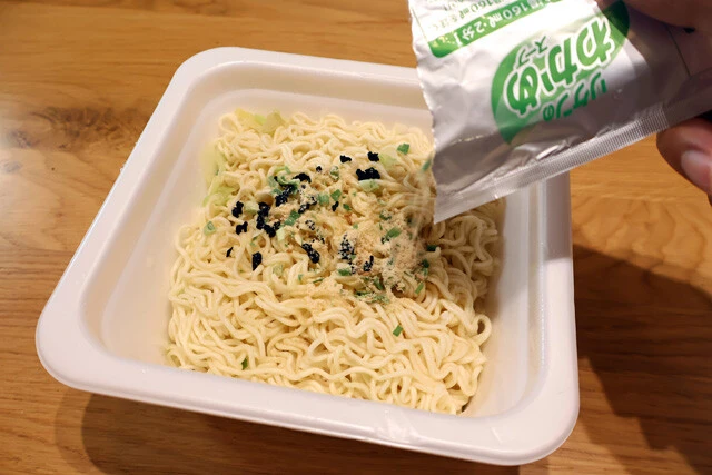 （２）ワカメ！　湯切りをしたごつ盛りの麺にリケンのわかめスープを2袋かけて、よく混ぜる。別のカップ焼きそば、別のわかめスープでも代用可能だが、ベストはごつ盛り＆リケンのコンビだ