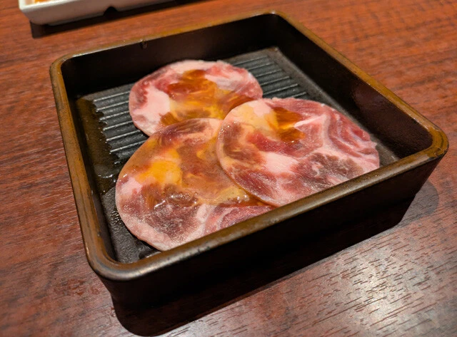 牛角名物「やわらか牛タン」。やわらかさと厚みにこだわった牛タン。特製の塩だれで味つけされており、焼いてそのまま食べられる