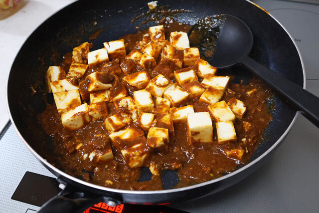（１）マーボー！　まずは麻婆豆腐を準備しよう。今回は市販の麻婆豆腐のもとを使っているが、レトルトでも弁当でも問題ない。なるべく辛口のものを使い、ホワイトソースとの一体感を味わおう！