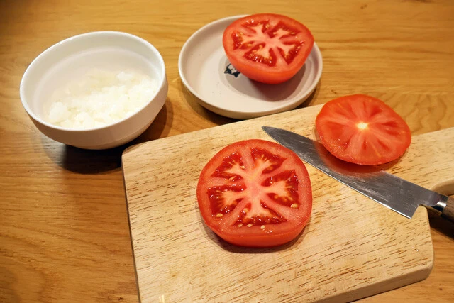 （１）切る！　トマトを分厚く輪切りにし、タマネギをみじん切りにする。トマトの厚みはお好みで調整してOKだが、厚いほど雰囲気が出る。タマネギは冷凍のものを使ってもよい